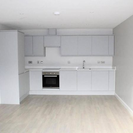 埃普瑟姆Marvellous New Build 2 Bed Flat - 1 Ophelia Court公寓 外观 照片