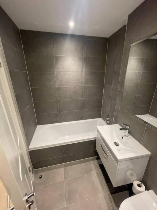 埃普瑟姆Marvellous New Build 2 Bed Flat - 1 Ophelia Court公寓 外观 照片