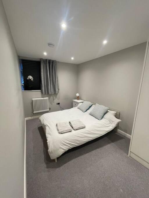 埃普瑟姆Marvellous New Build 2 Bed Flat - 1 Ophelia Court公寓 外观 照片