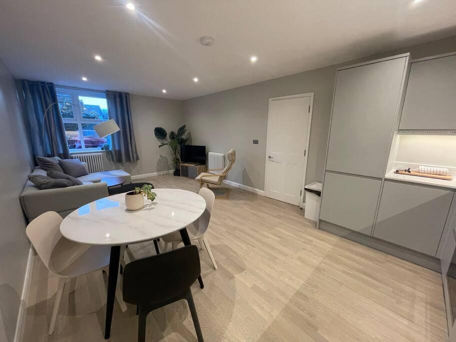 埃普瑟姆Marvellous New Build 2 Bed Flat - 1 Ophelia Court公寓 外观 照片