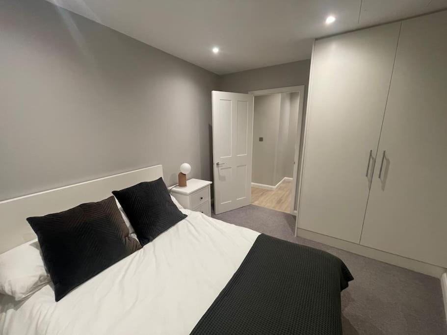 埃普瑟姆Marvellous New Build 2 Bed Flat - 1 Ophelia Court公寓 外观 照片