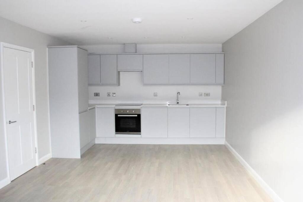 埃普瑟姆Marvellous New Build 2 Bed Flat - 1 Ophelia Court公寓 外观 照片